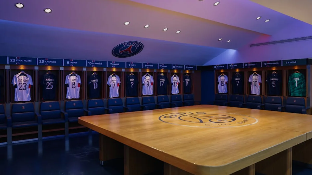 A strange title ceremony – PSG fans ransacked Paris after a triumph