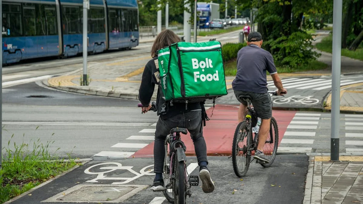 In Vilnius, a cyclist crashed into a traffic sign post – the woman was injured, and the post was damaged