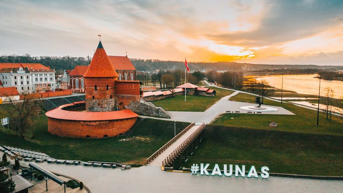 A large force raced into the Kaunas Art Gallery