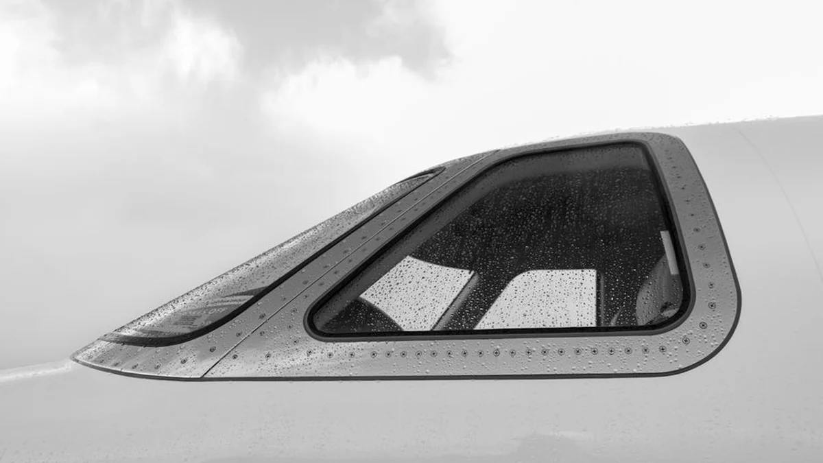 Panic during a Ryanair flight: passenger rescued after plane window broke
