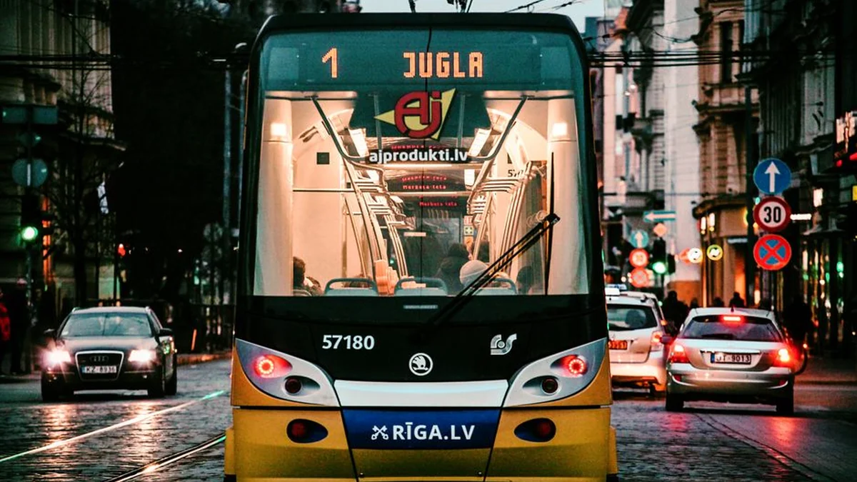 Two asylum seekers with false documents were detained on a bus from Riga