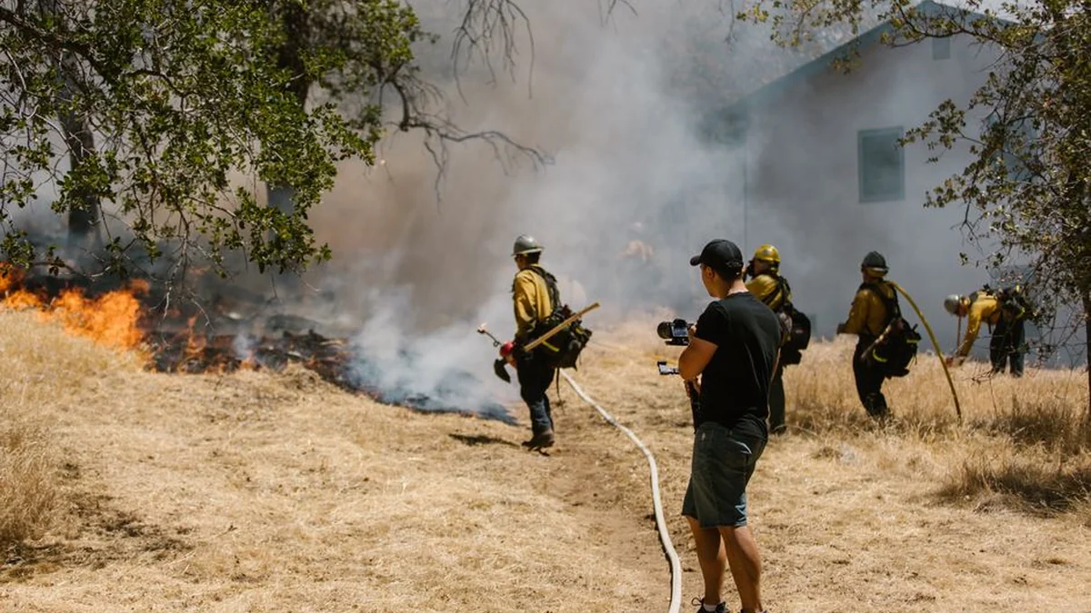 America is in the grip of a huge fire: thousands of people are fleeing their homes(1)