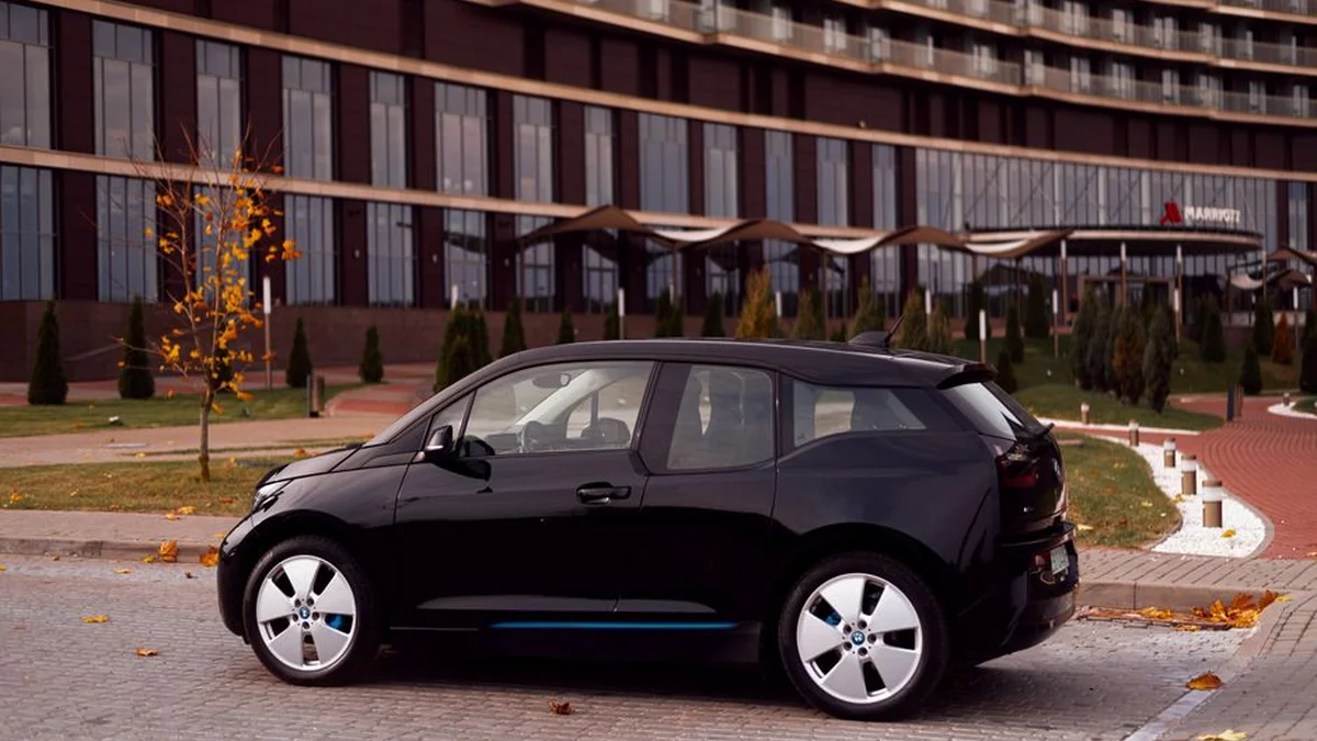 BMW showed a luxurious family SUV with a large TV in the salon(1)