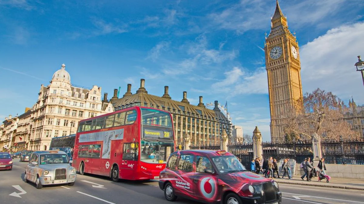 Iš Londono skridusio orlaivio įgulai problemų kėlęs keleivis į alkotesterį pripūtė net 2,78 prom.